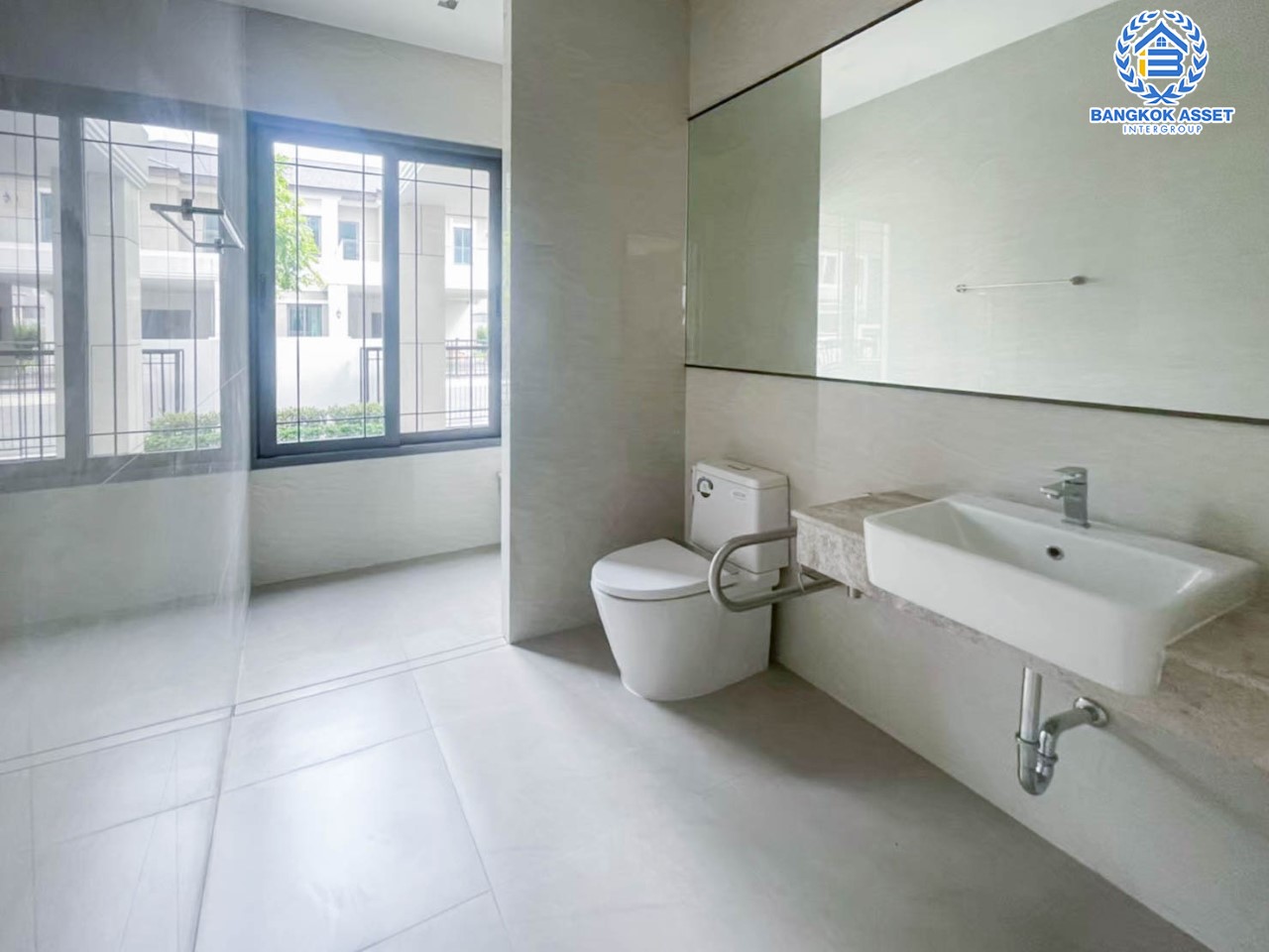 *****บ้านเดี่ยวมือสอง ม.เดอะพาวิลล่า กาญจนาภิเษก-บางบอน3 เนื้อที่ 199 ตร.ว. ฟังก์ชัน 5 นอน 6 น้ำ 2 ห้องแม่บ้าน 6 ที่จอดรถ บนทำเลศักยภาพ เชื่อมต่อถนนหลายเส้น ไม่ว่าจะเป็น ถ.เอกชัย, ถ.เพชรเกษม69, ถ.พระราม2 และใกล้จุดขึ้นทางด่วน "อาจณรงค์-รามอินทรา"